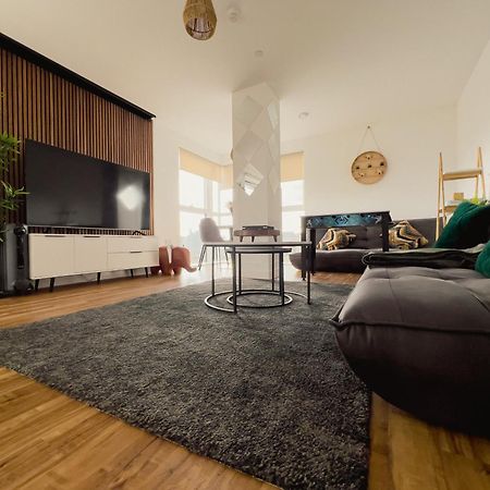Manchester'S Luxurious 2-Bed Haven With Balcony - Canal Views & Proximity To Manchester United Eksteriør billede