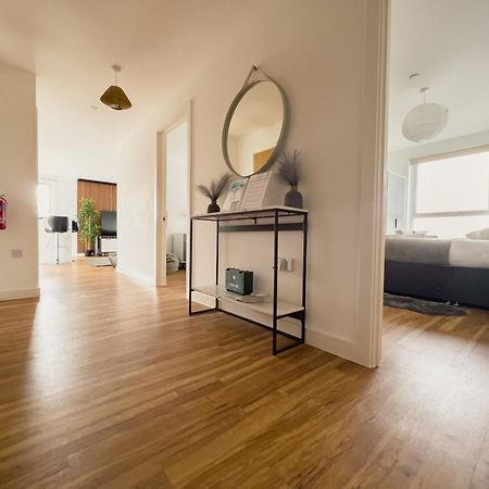 Manchester'S Luxurious 2-Bed Haven With Balcony - Canal Views & Proximity To Manchester United Eksteriør billede