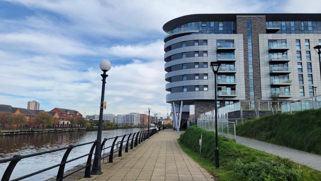 Manchester'S Luxurious 2-Bed Haven With Balcony - Canal Views & Proximity To Manchester United Eksteriør billede