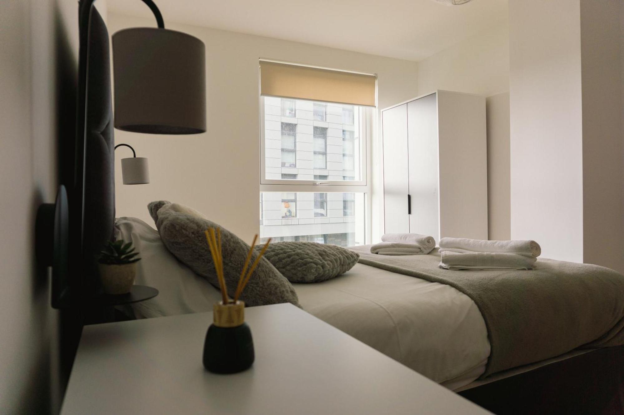 Manchester'S Luxurious 2-Bed Haven With Balcony - Canal Views & Proximity To Manchester United Eksteriør billede