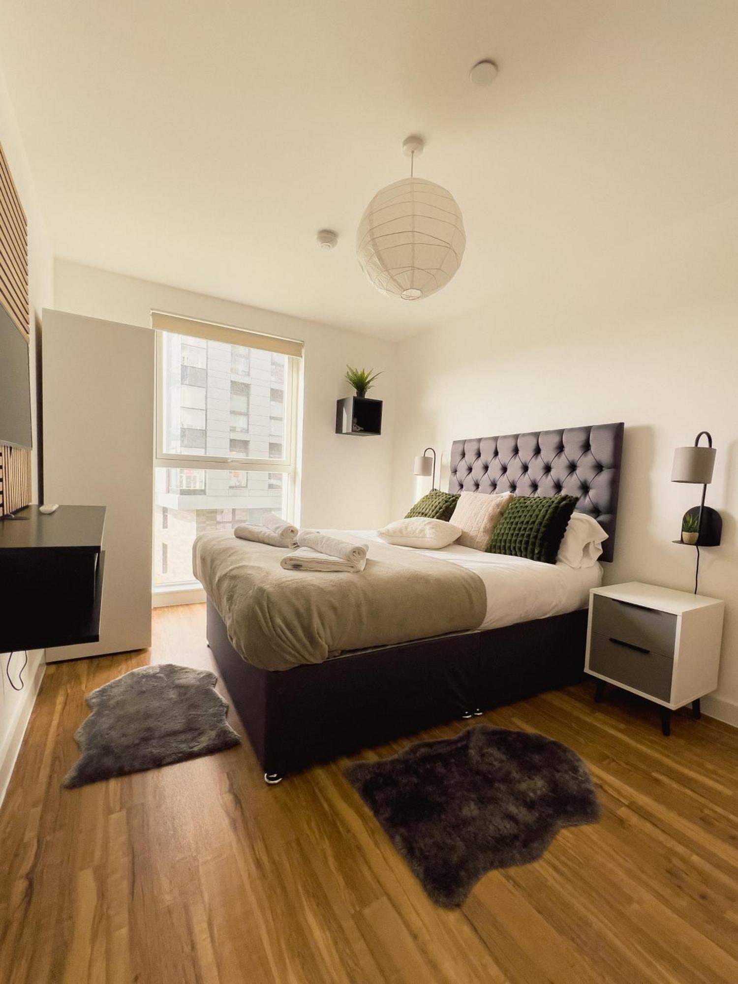 Manchester'S Luxurious 2-Bed Haven With Balcony - Canal Views & Proximity To Manchester United Eksteriør billede