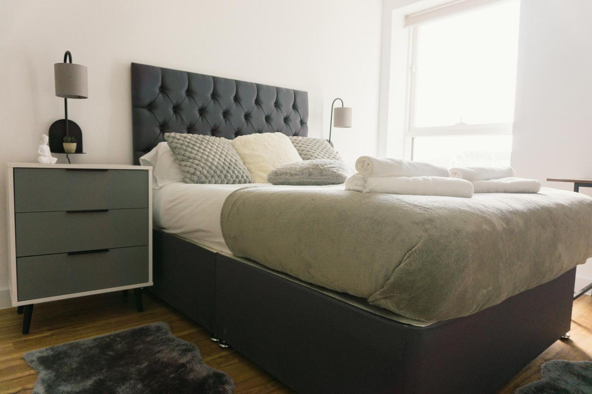 Manchester'S Luxurious 2-Bed Haven With Balcony - Canal Views & Proximity To Manchester United Eksteriør billede