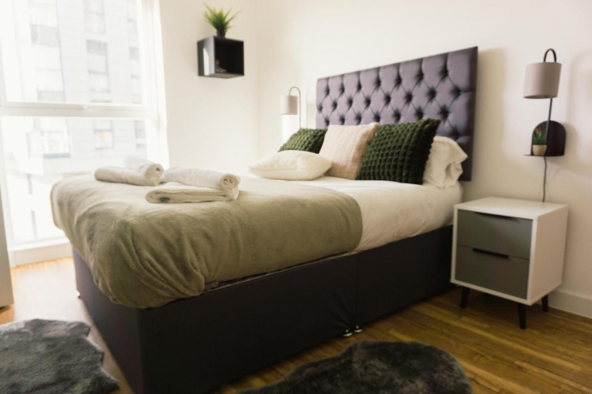 Manchester'S Luxurious 2-Bed Haven With Balcony - Canal Views & Proximity To Manchester United Eksteriør billede