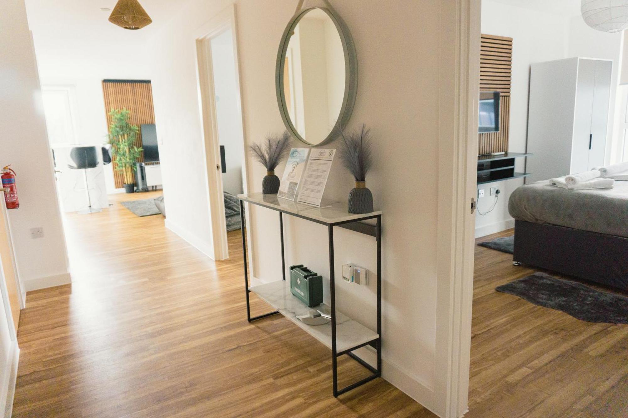 Manchester'S Luxurious 2-Bed Haven With Balcony - Canal Views & Proximity To Manchester United Eksteriør billede