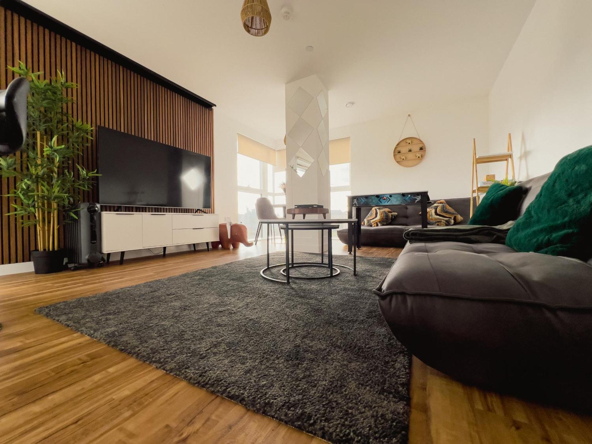 Manchester'S Luxurious 2-Bed Haven With Balcony - Canal Views & Proximity To Manchester United Eksteriør billede