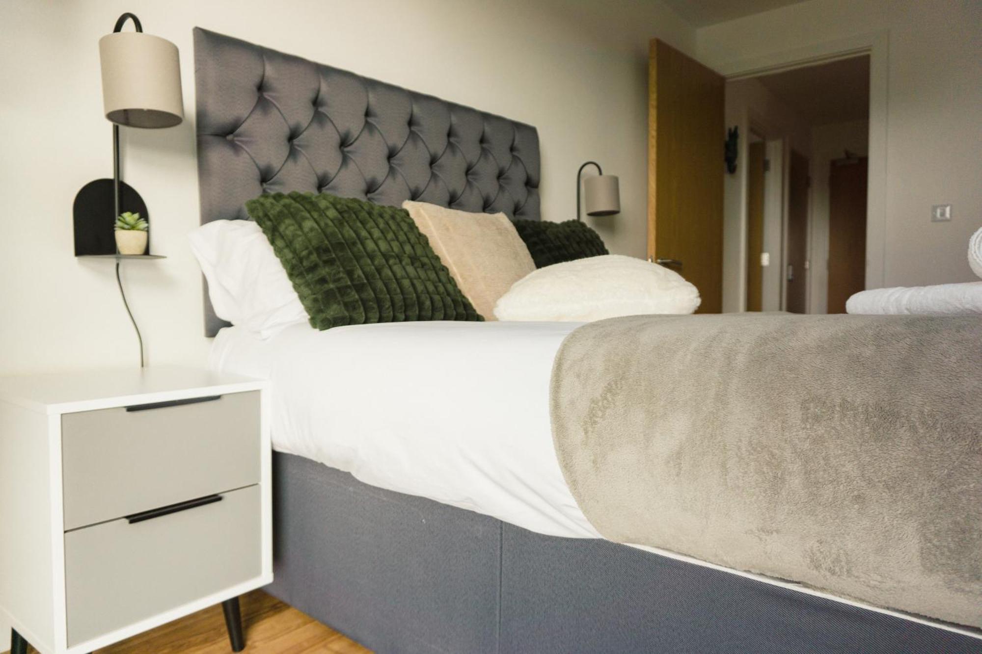 Manchester'S Luxurious 2-Bed Haven With Balcony - Canal Views & Proximity To Manchester United Eksteriør billede