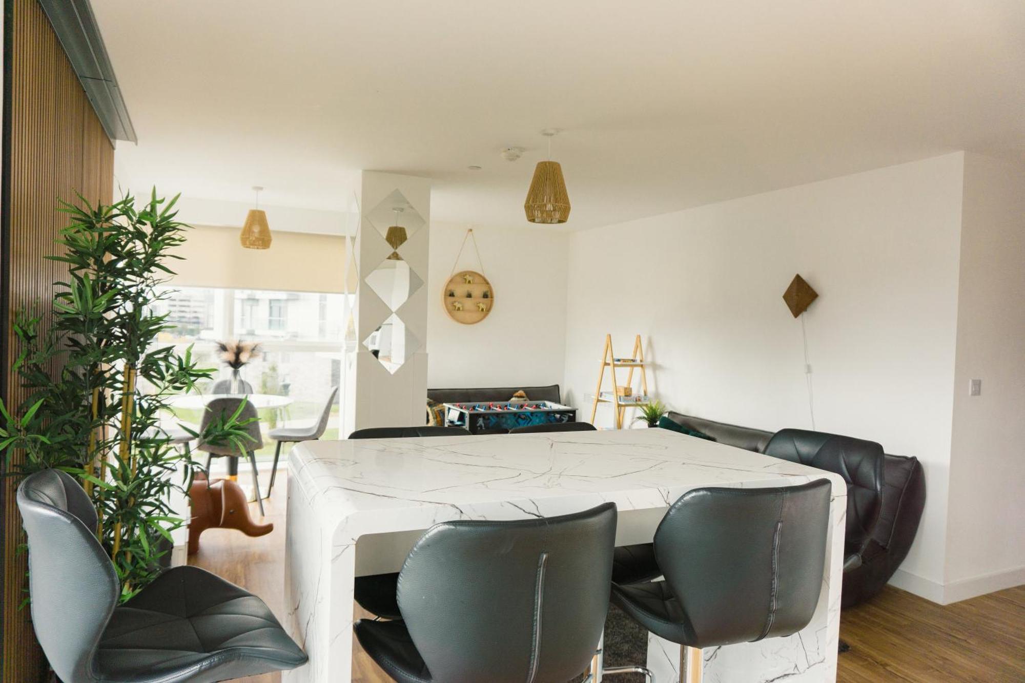 Manchester'S Luxurious 2-Bed Haven With Balcony - Canal Views & Proximity To Manchester United Eksteriør billede