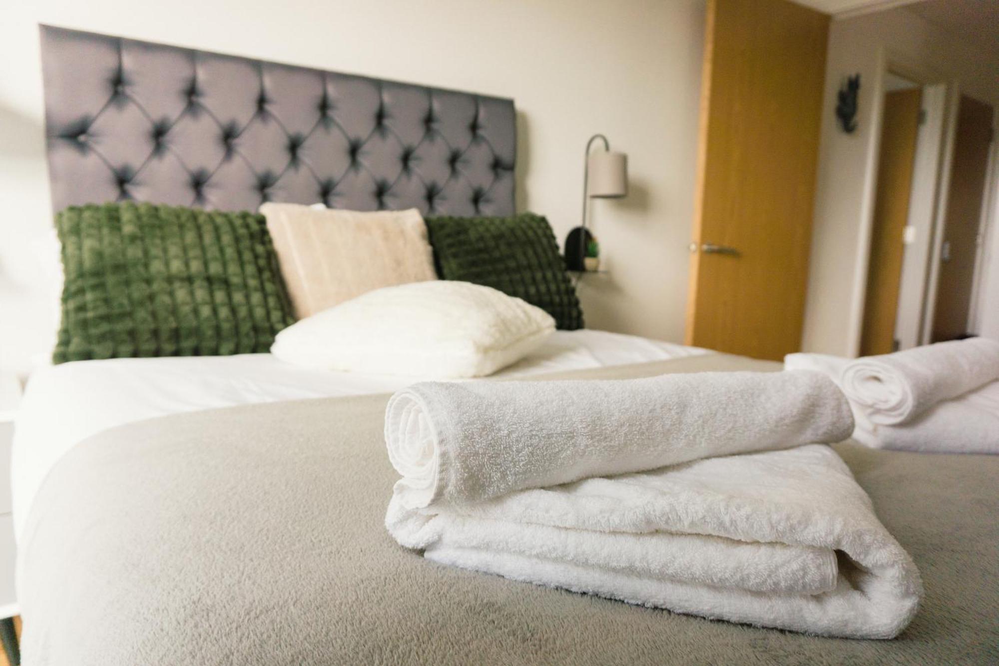 Manchester'S Luxurious 2-Bed Haven With Balcony - Canal Views & Proximity To Manchester United Eksteriør billede