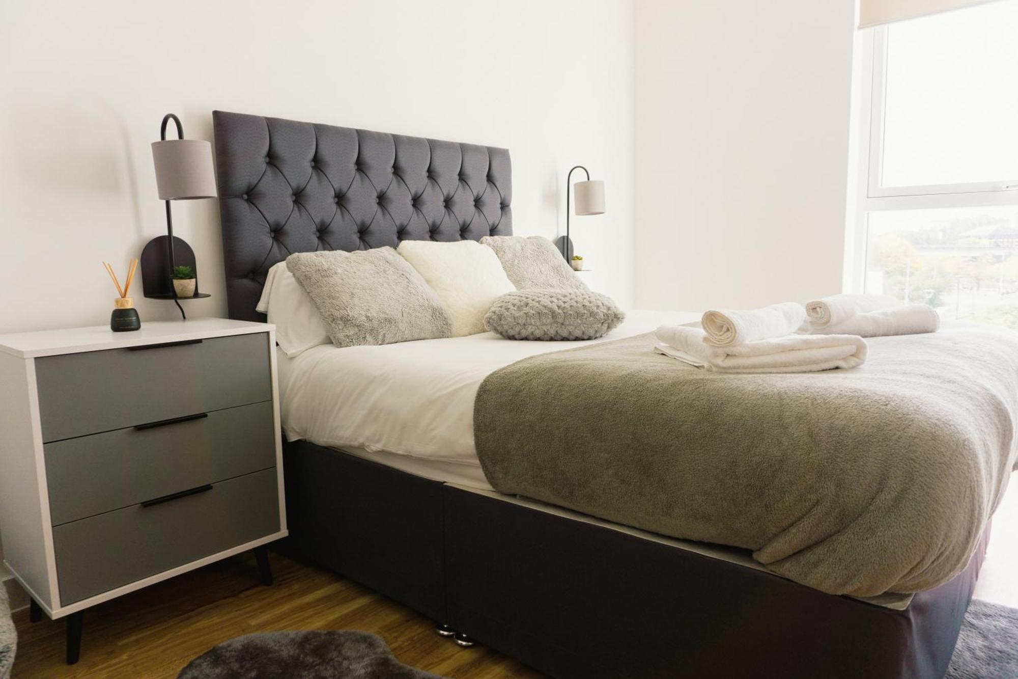 Manchester'S Luxurious 2-Bed Haven With Balcony - Canal Views & Proximity To Manchester United Eksteriør billede