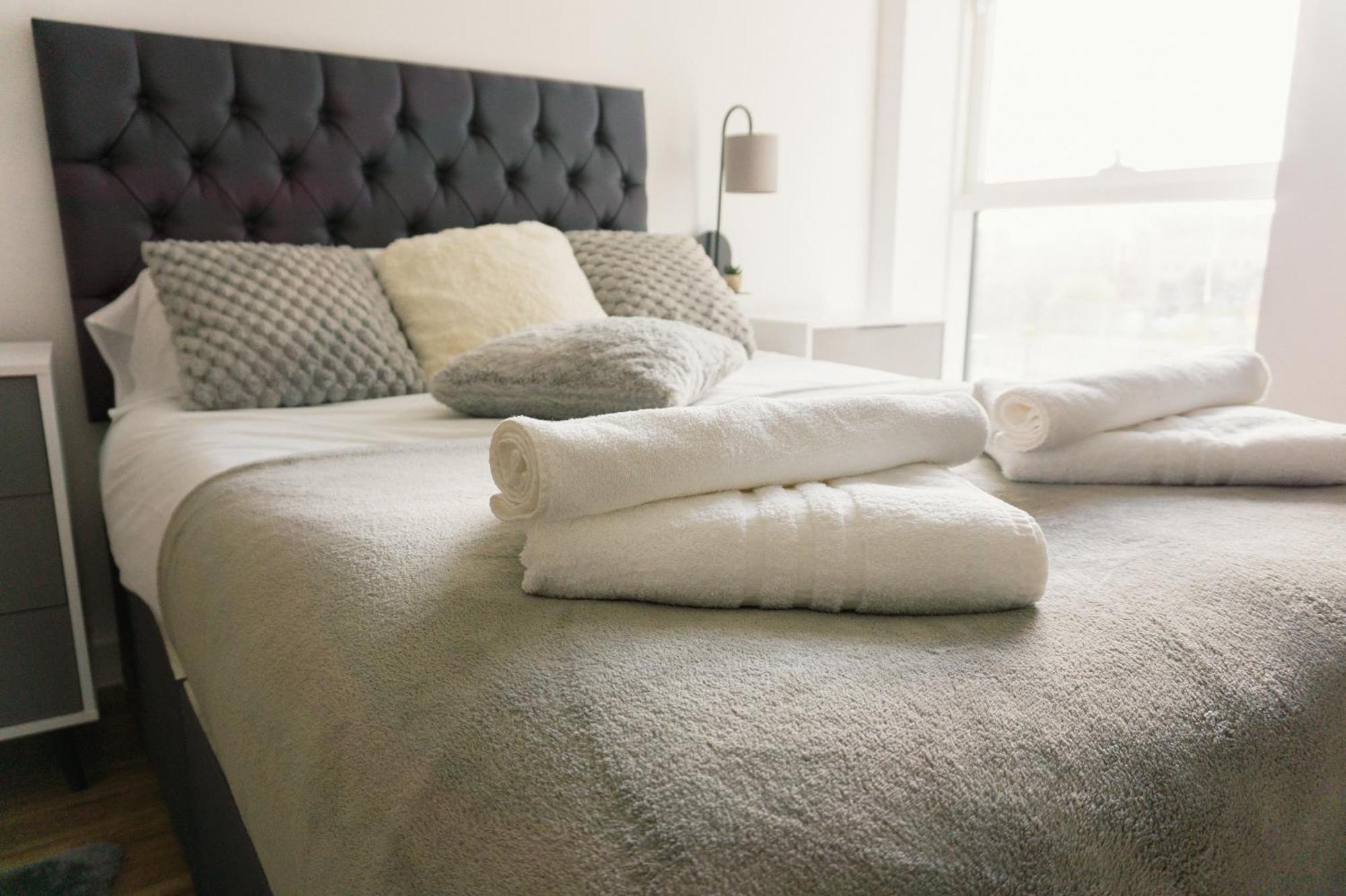 Manchester'S Luxurious 2-Bed Haven With Balcony - Canal Views & Proximity To Manchester United Eksteriør billede
