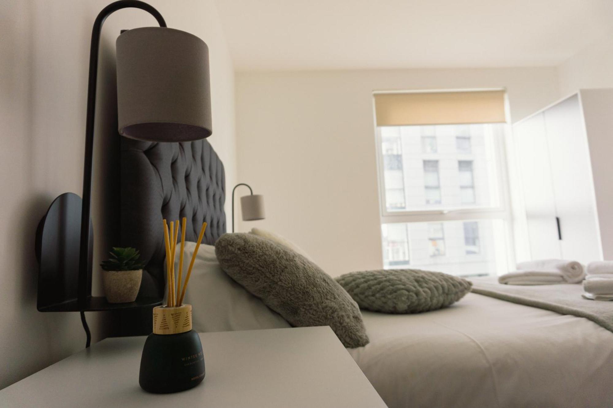 Manchester'S Luxurious 2-Bed Haven With Balcony - Canal Views & Proximity To Manchester United Eksteriør billede