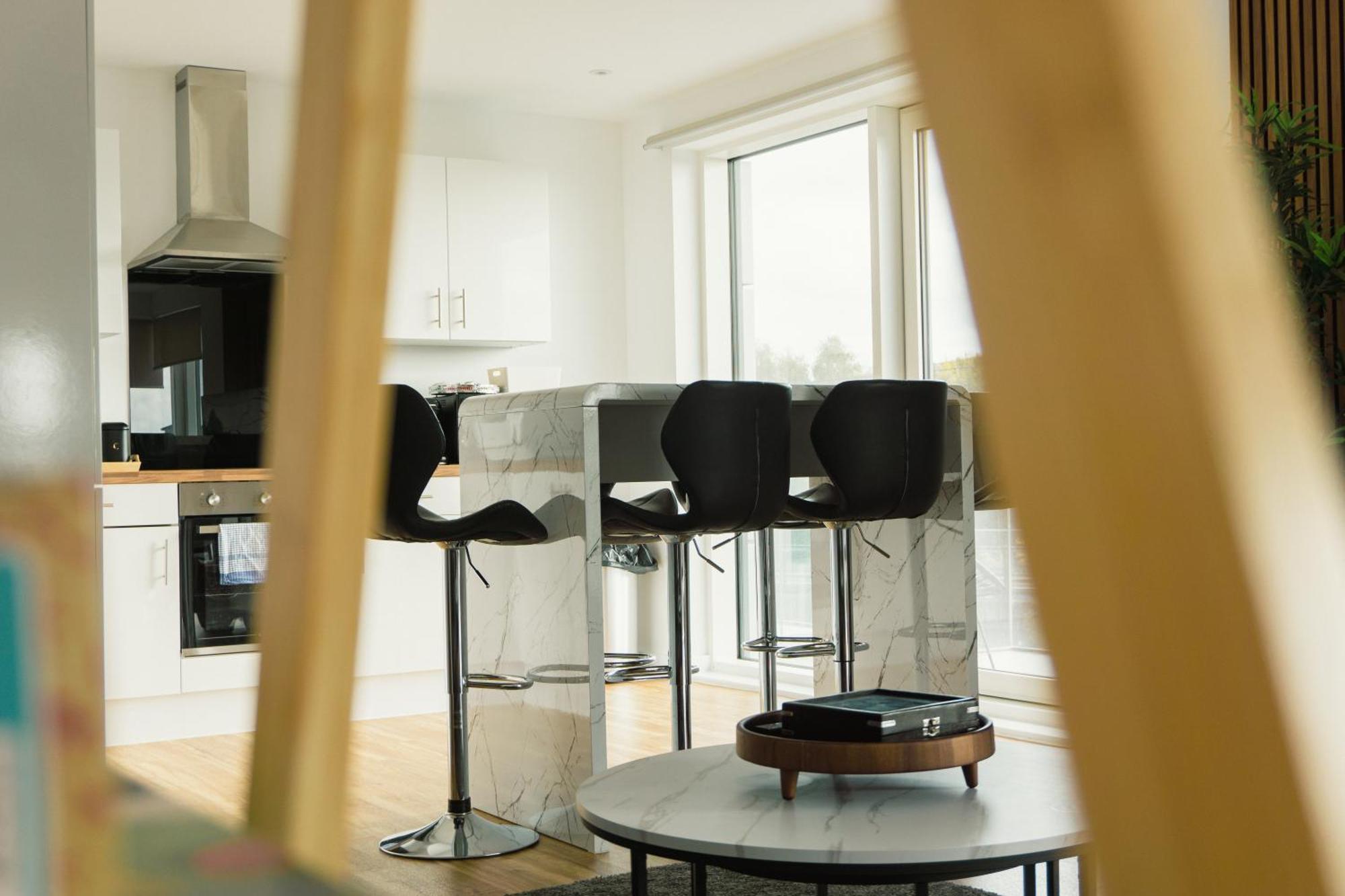Manchester'S Luxurious 2-Bed Haven With Balcony - Canal Views & Proximity To Manchester United Eksteriør billede