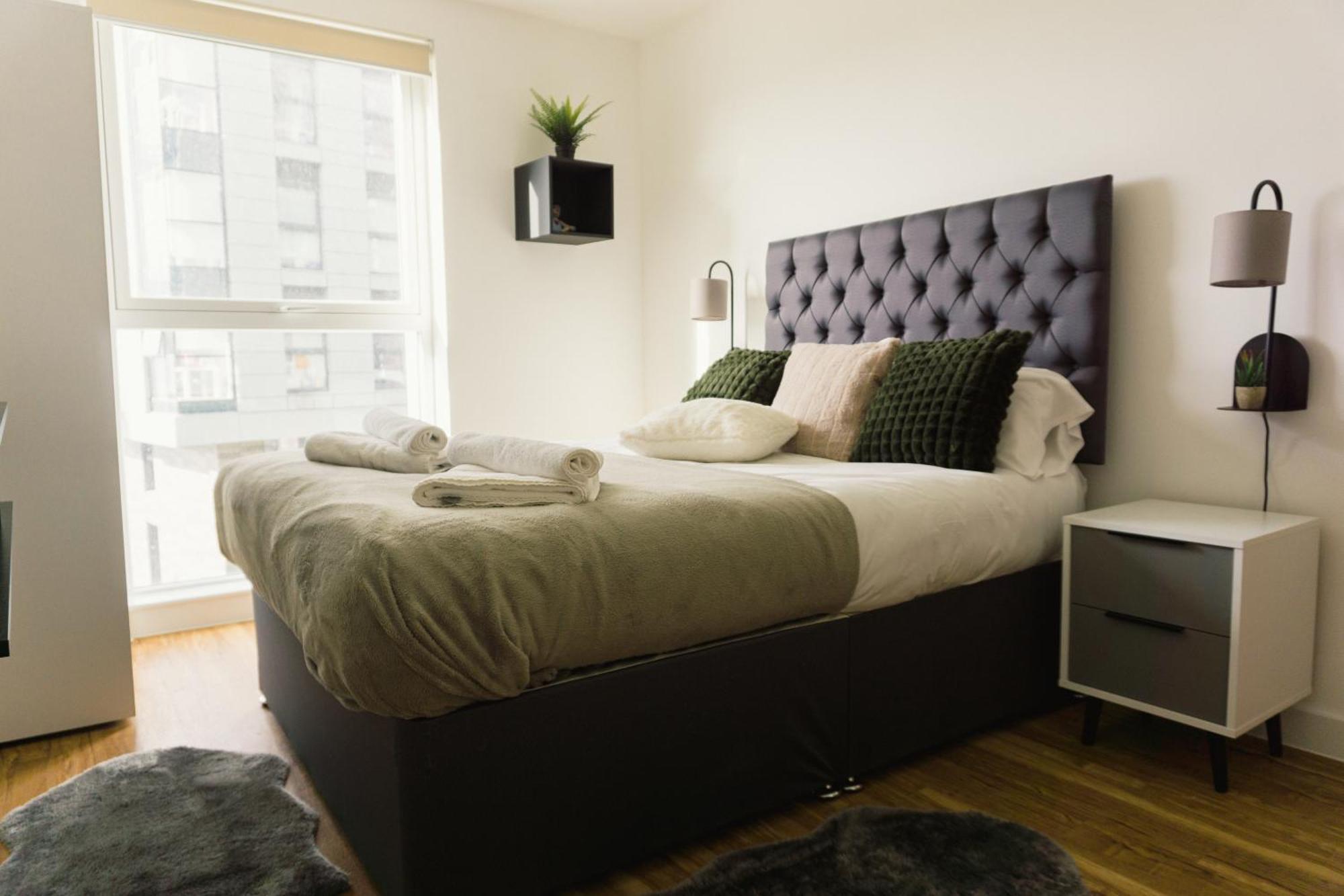 Manchester'S Luxurious 2-Bed Haven With Balcony - Canal Views & Proximity To Manchester United Eksteriør billede