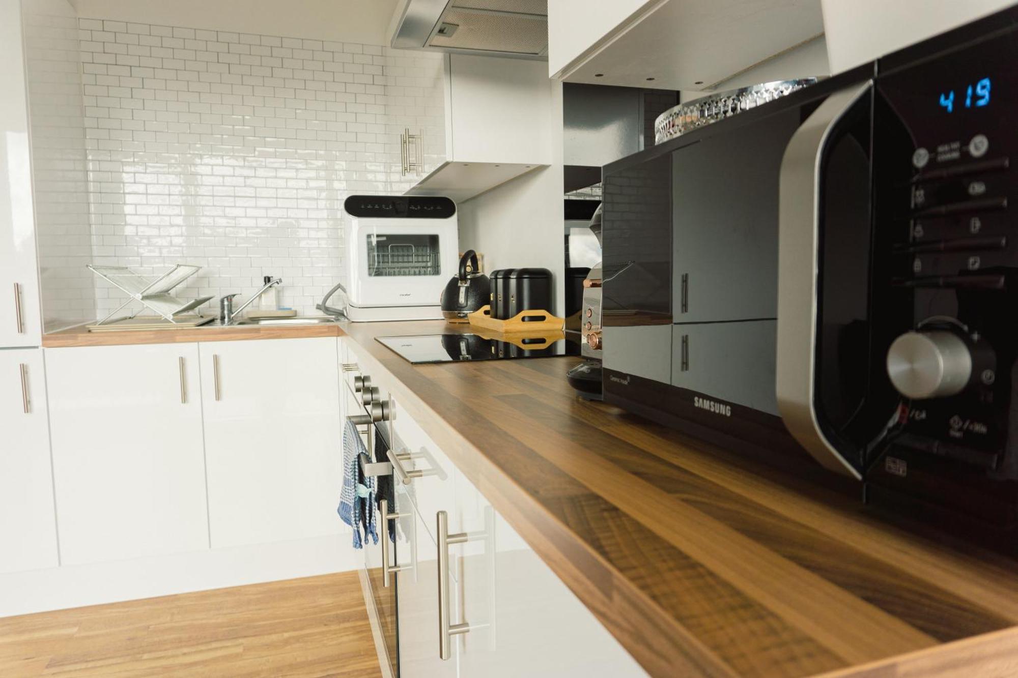 Manchester'S Luxurious 2-Bed Haven With Balcony - Canal Views & Proximity To Manchester United Eksteriør billede