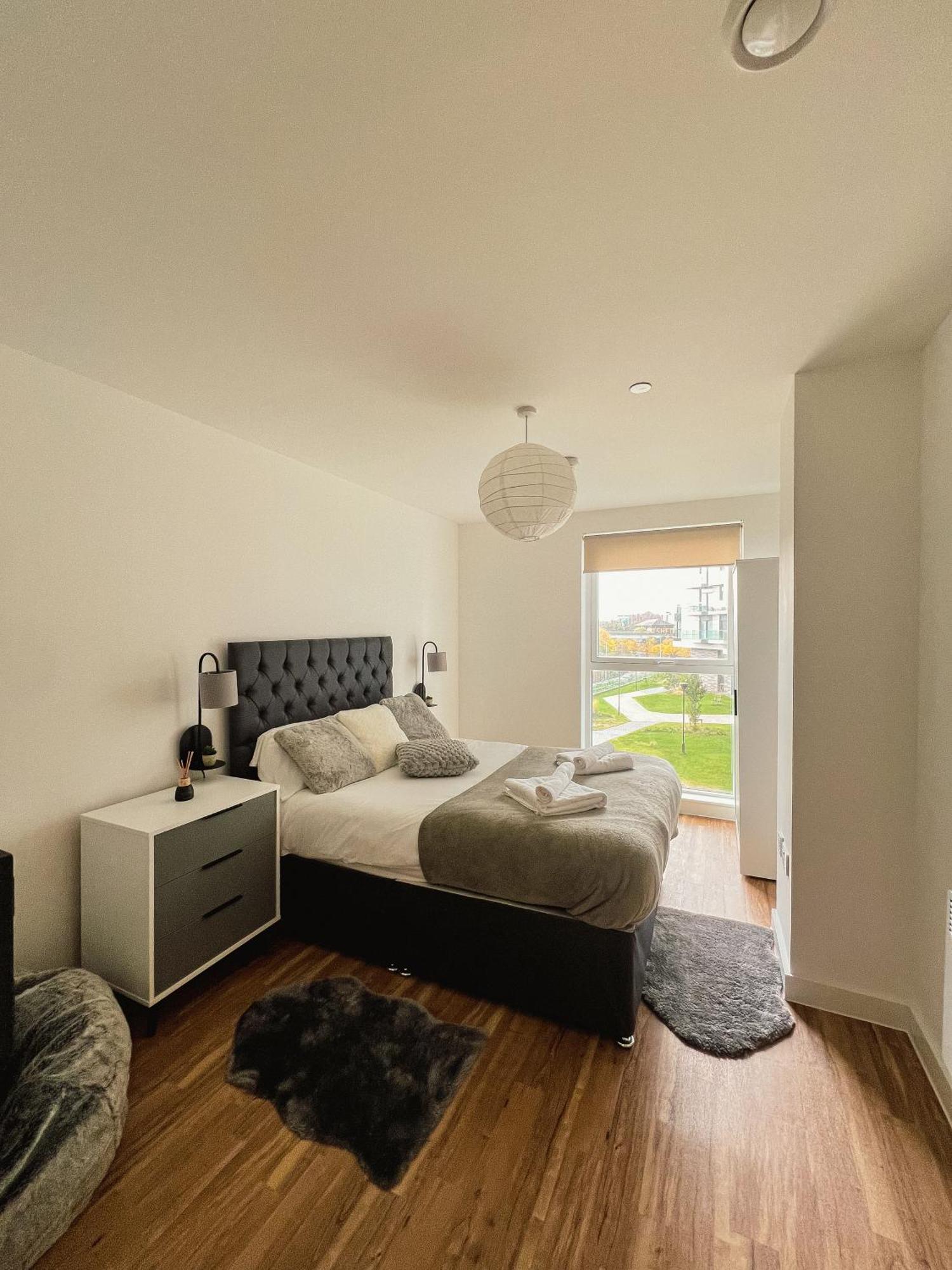 Manchester'S Luxurious 2-Bed Haven With Balcony - Canal Views & Proximity To Manchester United Eksteriør billede