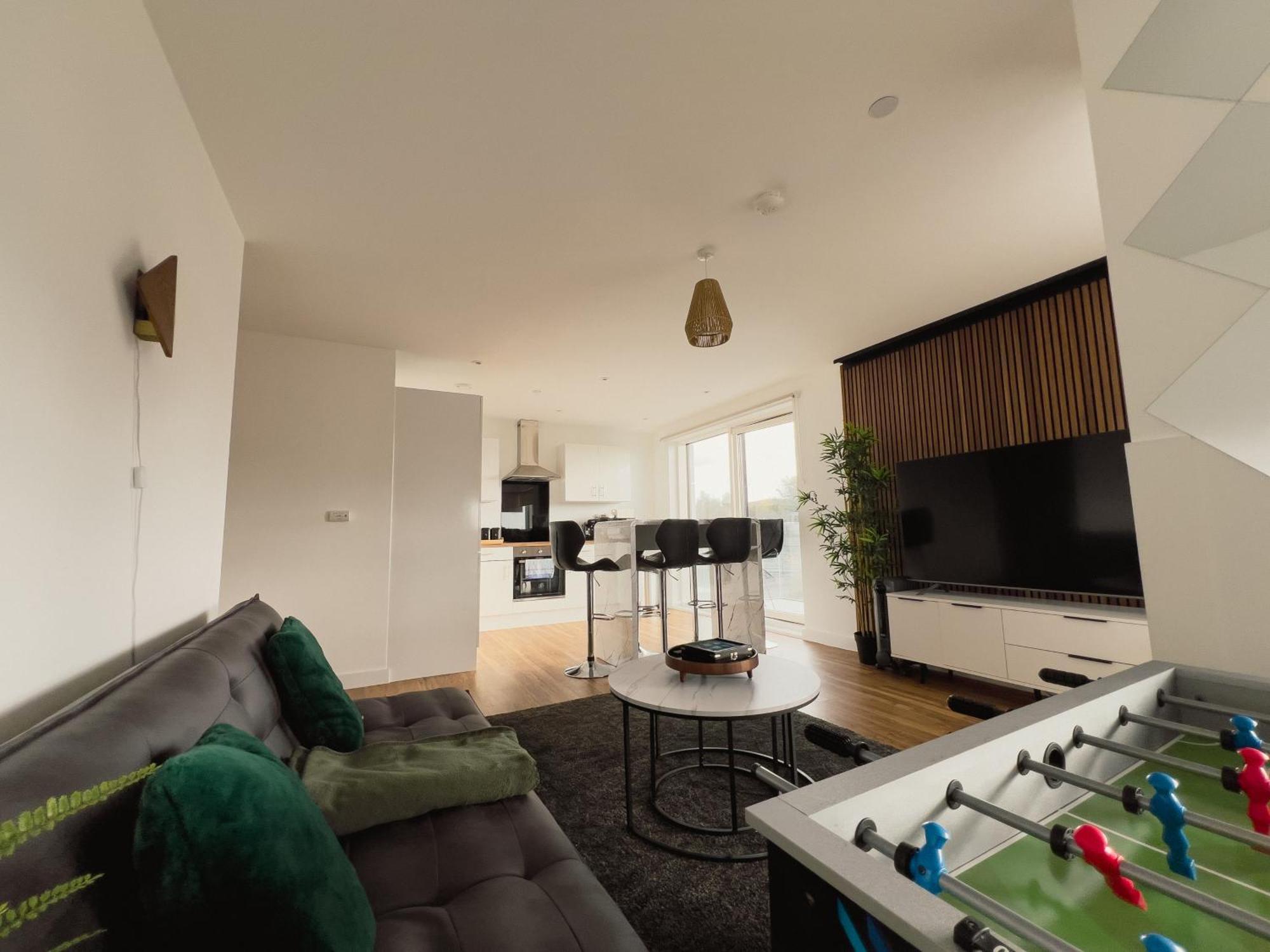 Manchester'S Luxurious 2-Bed Haven With Balcony - Canal Views & Proximity To Manchester United Eksteriør billede