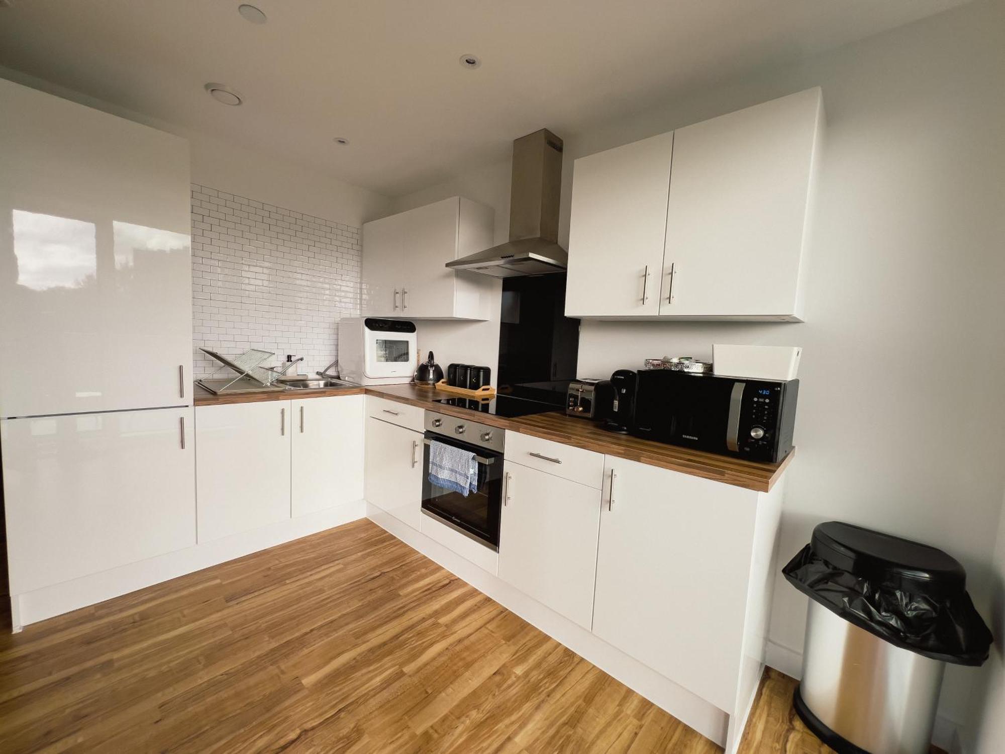 Manchester'S Luxurious 2-Bed Haven With Balcony - Canal Views & Proximity To Manchester United Eksteriør billede